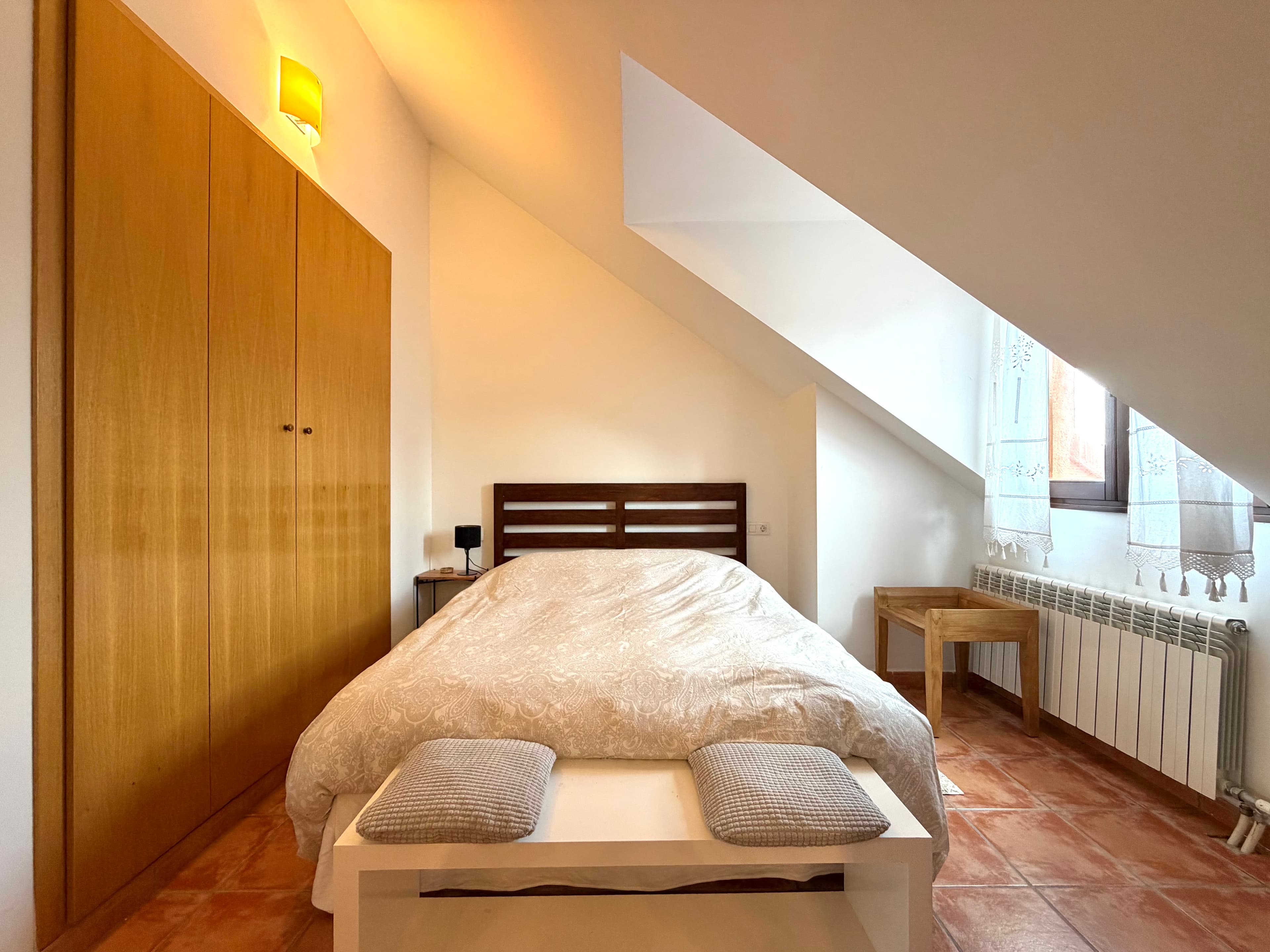 Dormitorio abuhardillado de vivienda en Valencia