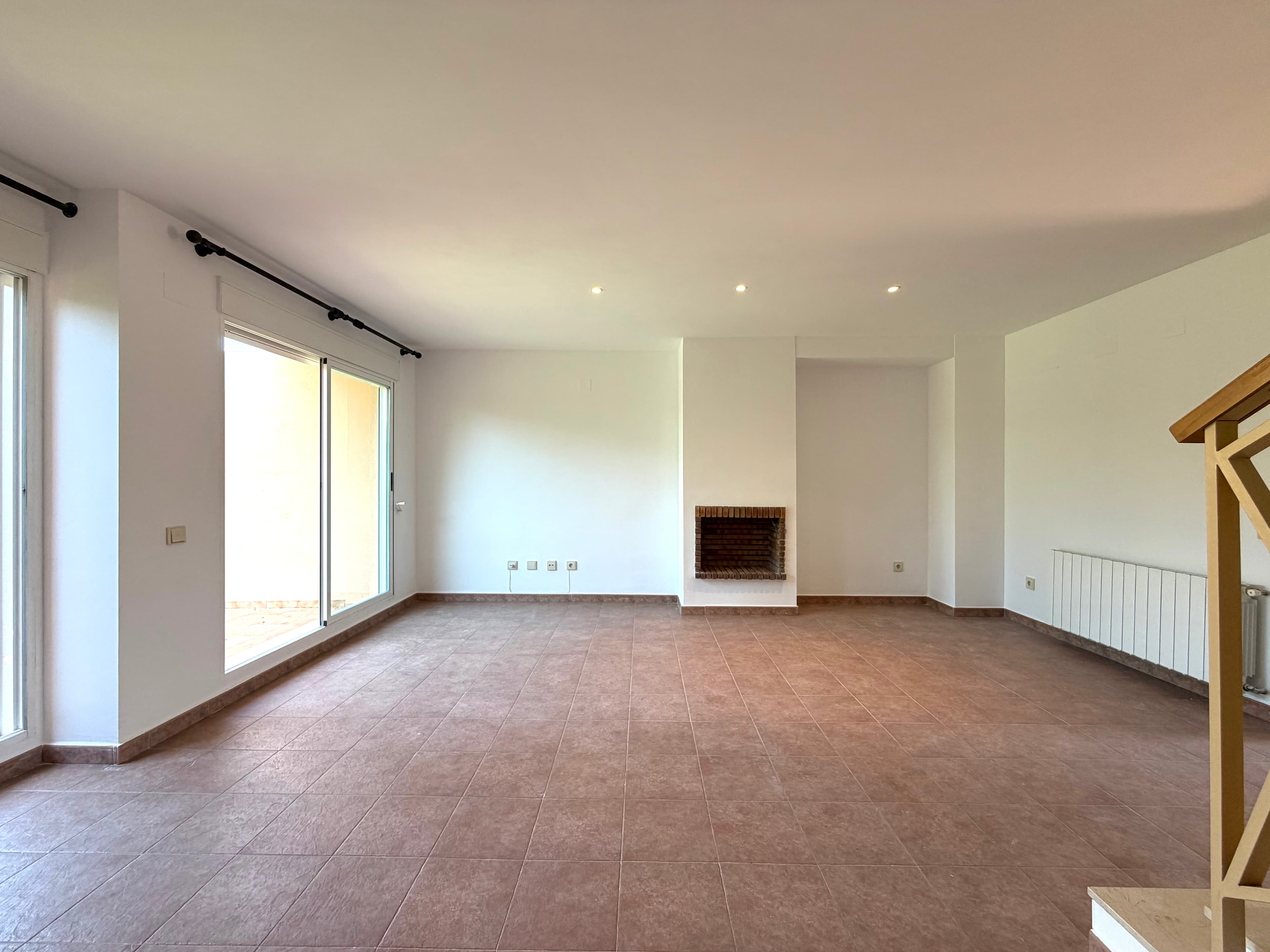 Salón amplio con chimenea, vivienda sin amueblar en Valencia